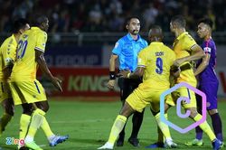 Trọng tài không thổi 3 quả penalty cho Nam Định bị treo còi