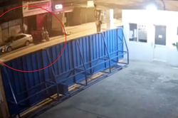 Lái ôtô đi trộm xe ba gác