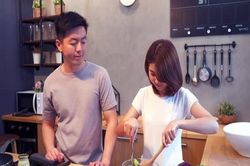 Sống theo đam mê để chồng... biết mặt!