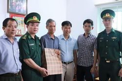 Đoàn Văn công BĐBP tặng quà thương binh, gia đình chính sách