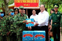 Lãnh đạo An Giang thăm, tặng quà các tổ công tác phòng, chống dịch bệnh Covid-19