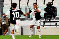 Ronaldo lập cú đúp, Juventus chiến thắng 2-1 trước Lazio