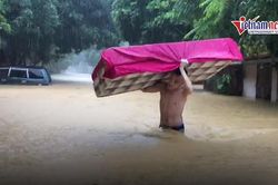 Cảnh ôtô, nhà cửa ở Hà Giang chìm trong biển nước sau trận mưa lớn