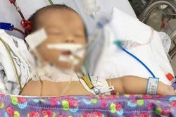 Sinh ra khỏe mạnh, ba ngày sau bé trai bị bệnh hiếm gặp