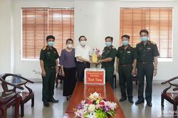 MTTQ tỉnh Nghệ An thăm, tặng quà các lực lượng làm nhiệm vụ tại các khu cách ly