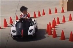 'Tay lái lụa' 5 tuổi gây 'sốt' cộng đồng mạng với màn lái xe 'siêu đỉnh'