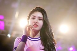 Quán quân 'Produce 101' - Jeon Somi ký hợp đồng với công ty quản lý của Blackpink, Selena Gomez: Mỹ tiến thành hay bại?