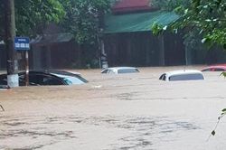 Mưa cực lớn khiến nhiều tuyến đường Hà Giang ngập sâu trong biển nước, mẹ cùng con gái 15 tuổi bị đất đá vùi lấp tử vong