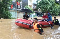 Hà Giang chìm trong biển nước, cảnh sát ngâm mình chuyển đồ giúp dân