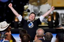 Vượt Warren Buffet, Elon Musk giàu thứ 5 thế giới