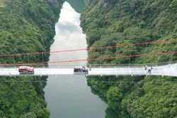 Đứng tim khi đi qua cây cầu kính dài 526 m tại Trung Quốc