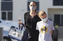 Angelina Jolie xuống phố cùng con gái 12 tuổi