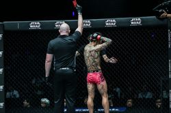 Những võ sĩ MMA bị xử thua dù hạ gục đối thủ