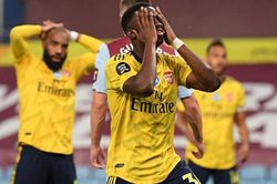 Kết quả bóng đá Ngoại hạng Anh: Arsenal thua sốc Aston Villa, Man City đá như dạo chơi vẫn thắng