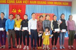 Tặng quà cho đoàn viên Nghiệp đoàn nghề cá gặp khó khăn