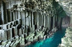 Scotland: Khám phá hang động có vô số cột đá lục giác hàng chục triệu năm tuổi