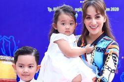 Khánh Thi đưa hai con đi sự kiện