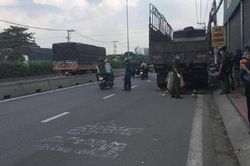 Thi thể nam thanh niên dính chặt vào đuôi xe tải sau tai nạn