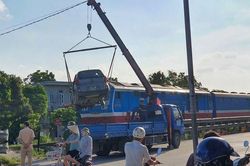 Xe taxi băng đường ngang bị tàu hỏa tông, 3 người thương vong