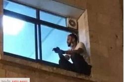 Ngồi hàng giờ trên cửa sổ bệnh viện để được nhìn thấy mẹ đang cách ly điều trị