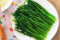 Mẹo luộc rau muống xanh giòn, không bị thâm đen