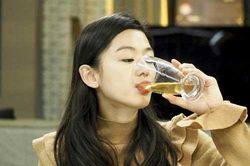 Mỗi tối uống cốc nước này trước khi ngủ trẻ ra 10 tuổi, da chẳng có nếp nhăn, luôn khỏe mạnh như đôi mươi