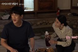 Kim Soo Hyun và Seo Ye Ji cùng selfie thân thiết trên phim trường 'Điên thì có sao'