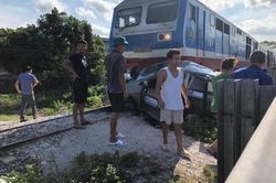 Hà Nam: Nữ tài xế taxi vượt đường sắt bị tàu hỏa tông, 3 người thương vong