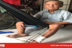 Cảnh đau bệnh đáng thương của 2 cha con