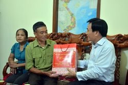 Bí thư Tỉnh ủy Trần Văn Sơn thăm, tặng quà các gia đình chính sách trên địa bàn TP. Điện Biên Phủ