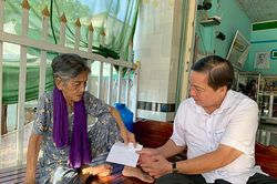 Lãnh đạo tỉnh thăm, tặng quà Mẹ Việt Nam anh hùng, người có công và thân nhân liệt sĩ