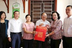 Lãnh đạo thành phố thăm, tặng quà gia đình chính sách huyện Đan Phượng