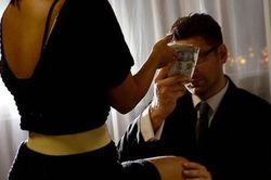 Nữ sinh 20 tuổi chia sẻ lý do 'sugar daddy' sẵn sàng vung tiền chiều chuộng mình và vai trò của bản thân trong mối quan hệ đổi chác này