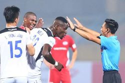 Trọng tài V-League sai sót: VFF, Ban trọng tài nói không có bán độ
