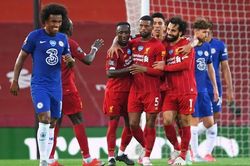 Liverpool nâng cúp vô địch Anh trong ngày giúp MU vào top 3