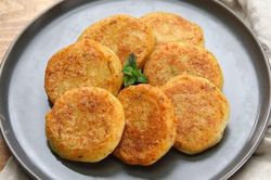 Bánh khoai chiên bọc phô mai, món ăn vặt hút khách