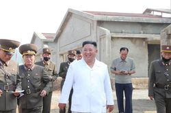 Ông Kim Jong Un đi thăm trại gà