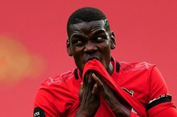 Cái vung tay lố bịch vạch trần Pogba