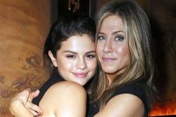 Selena Gomez và Jennifer Aniston thân thiết vì cùng có tình yêu đổ vỡ