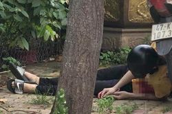 Gục chết ở vỉa hè TP.HCM với con dao găm trên ngực
