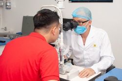 Nguyên nhân khó tin khiến người đàn ông chỉ còn 1/10 thị lực