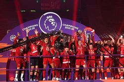 CHÙM ẢNH Liverpool ăn mừng vô địch: Đêm không ngủ ở Anfield