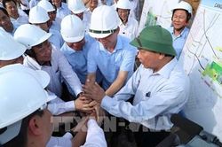 KHÔNG LÀM THÌ ĐỨNG RA MỘT BÊN...