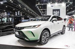 Thái Lan: Toyota Harrier 2021 ra mắt với giá từ 1,83 tỷ đồng