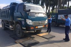 Tóm gọn hàng loạt xe 'hổ vồ' quá tải trên đường mòn Hồ Chí Minh