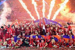 Lễ ăn mừng vô địch Ngoại hạng Anh rực rỡ của Liverpool