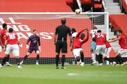 Pogba xin lỗi vì đẩy MU vào thế bí, Solskjaer lên gân