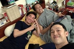 Hoài Linh chụp ảnh vui vẻ cùng Đàm Vĩnh Hưng, Dương Triệu Vũ