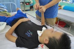 Bé trai 12 tuổi liệt tứ chi do ngã lúc đá bóng