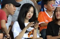 Bạn gái Đức Chinh xuất hiện xinh đẹp cổ vũ SHB Đà Nẵng - Viettel